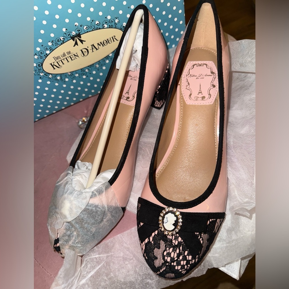 Ultra RARE Pinup Girl Shoes. Brand New with Collectors Shoe Box